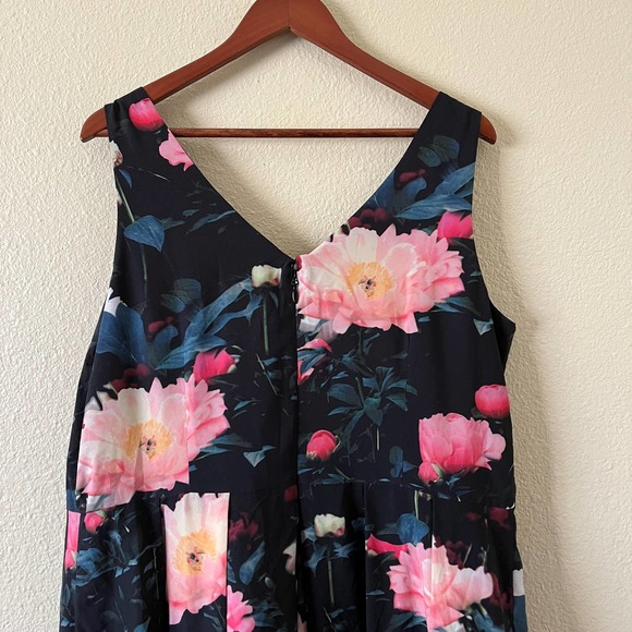 City Chic Floral delight printed fit and flare dress - Picture 7 of 8